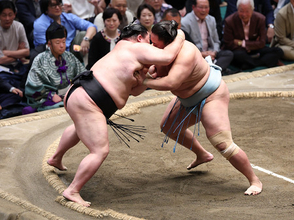 琴勝峰の押し出し
