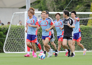 練習する堂安ら　サッカー