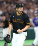 「雄たけびを上げる小笠原　プロ野球」の画像1