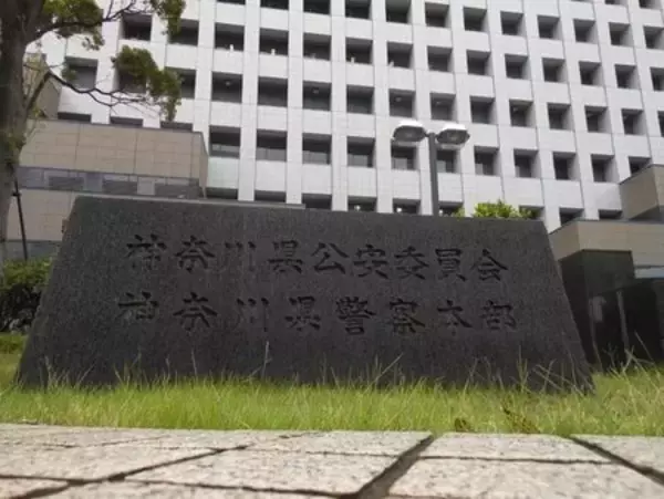 コンビニに車突っ込む＝警察官が発砲、男を逮捕―神奈川県警