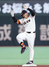 喜ぶ小笠原　プロ野球