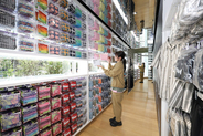 コンビニ、アパレル商品に注力