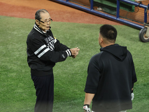 山川に言葉を掛ける王球団会長