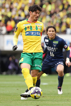 パスを出す鈴木大　Ｊリーグ