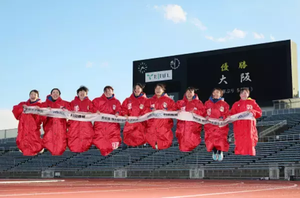 記念撮影する大阪の選手