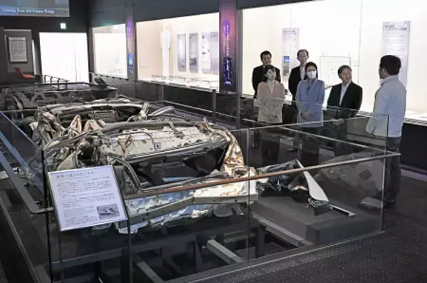 震災伝承施設を視察される天皇ご一家