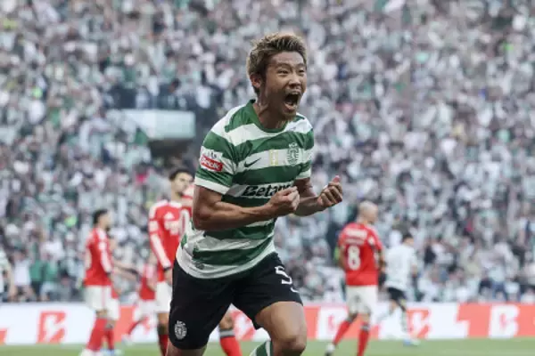 得点を決め喜ぶ守田　サッカー