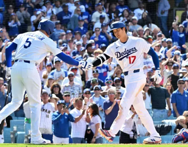 迎えられる大谷　大リーグ