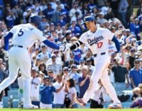 迎えられる大谷　大リーグ