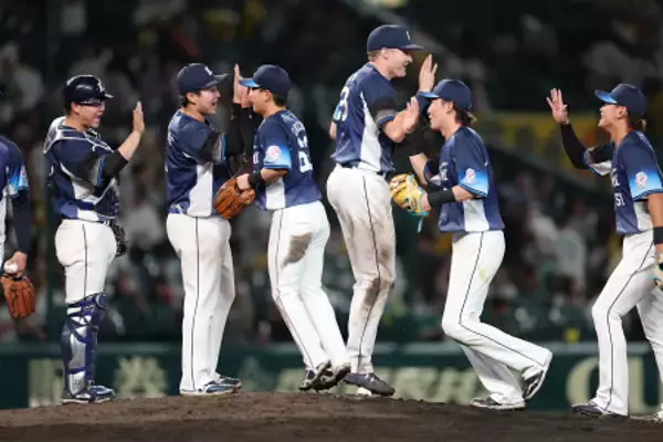 喜ぶ西武ナイン　プロ野球