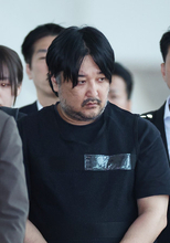羽田空港に到着した佐々木容疑者
