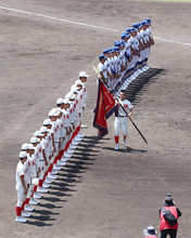 優勝旗を手にする松本主将　高校野球