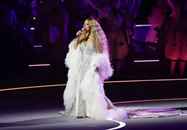 歌を披露するマライア・キャリーさん