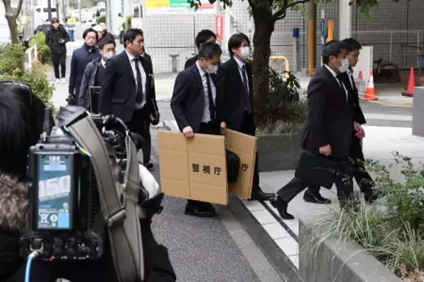 家宅捜索に入る捜査員ら