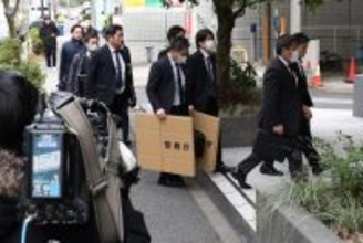 家宅捜索に入る捜査員ら