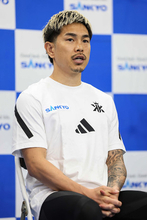 記者会見する井岡