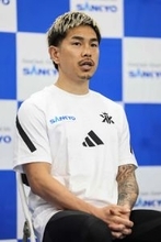 記者会見する井岡