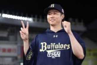 ポーズを取る曽谷　プロ野球