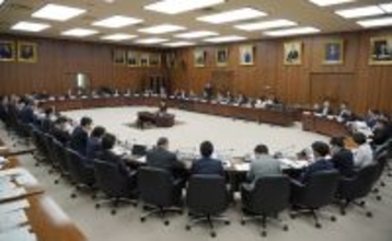 自民「任期延長は１年程度」