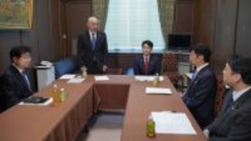 自民、保守が初の政策協議