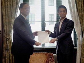 協議入りを提案する中道の小川代表