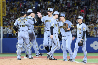 喜ぶ佐藤ら　プロ野球