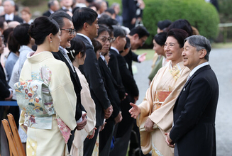 両陛下、吉田鋼太郎さんらと歓談＝秋の園遊会に１４００人