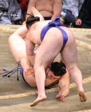 番付の重み、主役譲らず＝大の里、２敗対決制す―大相撲九州場所