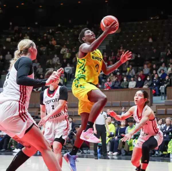 シュートを決める馬瓜