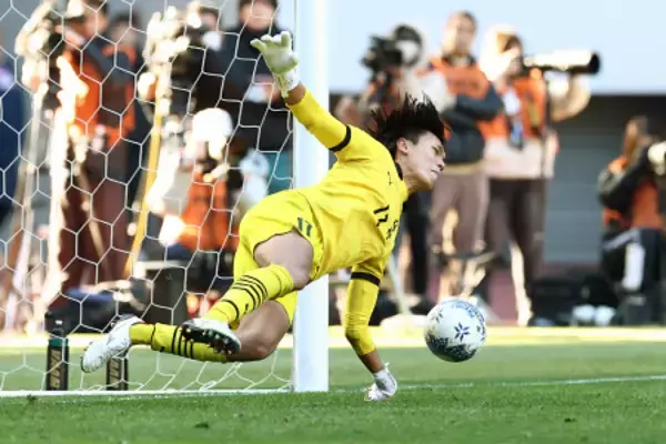 セーブする寺田　高校サッカー