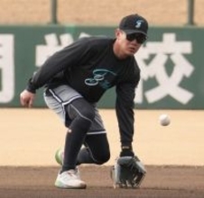 守備練習する牧原大　プロ野球