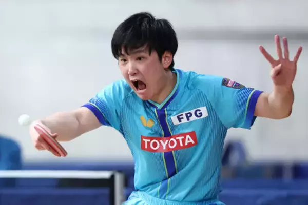 プレーする張本智　全日本卓球