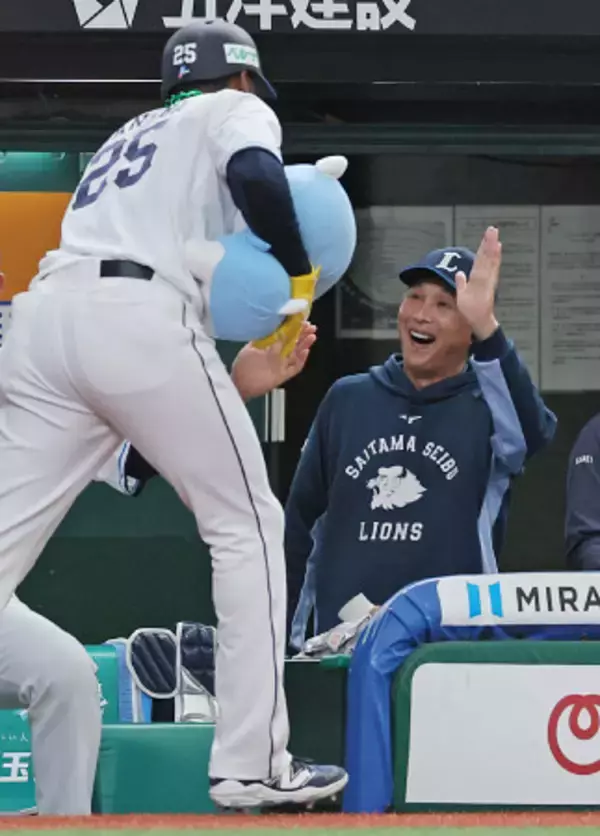 カナリオを迎える西口監督　プロ野球