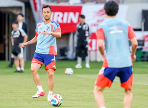 練習する吉田　サッカー
