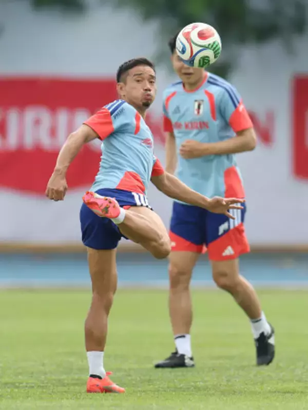 練習に励む長友　サッカー
