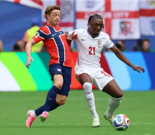 競り合うエゼとベルグ　Ｗ杯サッカー