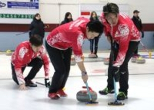 練習するカーリング男子日本代表