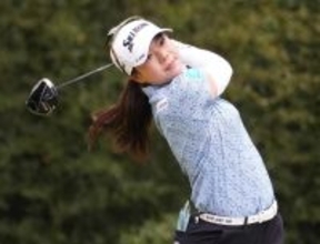 菅楓華が首位発進　女子ゴルフ