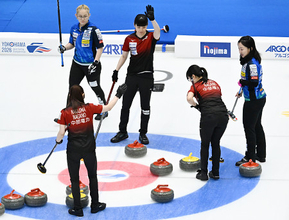 ストーンを見詰める藤沢