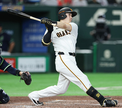 泉口の先制３点二塁打　プロ野球