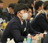 「新人研修を受ける阪神の立石　プロ野球」の画像1