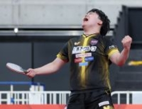 喜ぶ松島輝　全日本卓球