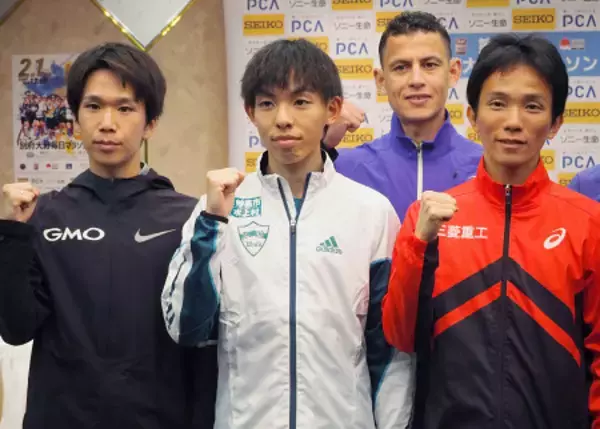 会見に臨む黒田ら