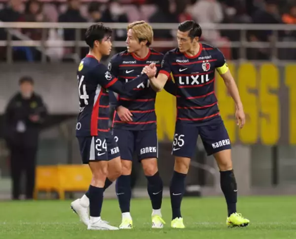 喜ぶ植田ら　Ｊリーグ