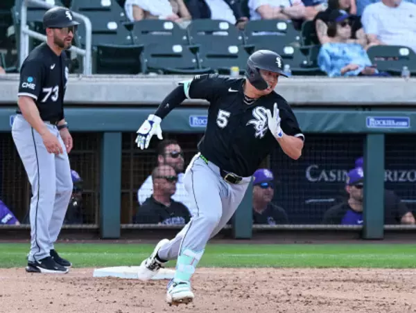 二塁へ向かう村上　大リーグ