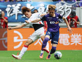 「競り合う新井と内田　Ｊリーグ」の画像1