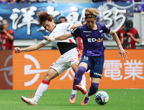 競り合う新井と内田　Ｊリーグ