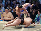 「２１歳藤ノ川、また金星＝戦後初、初挑戦から４連勝―大相撲名古屋場所」の画像1