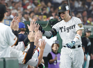 祝福される佐藤　プロ野球オールスター