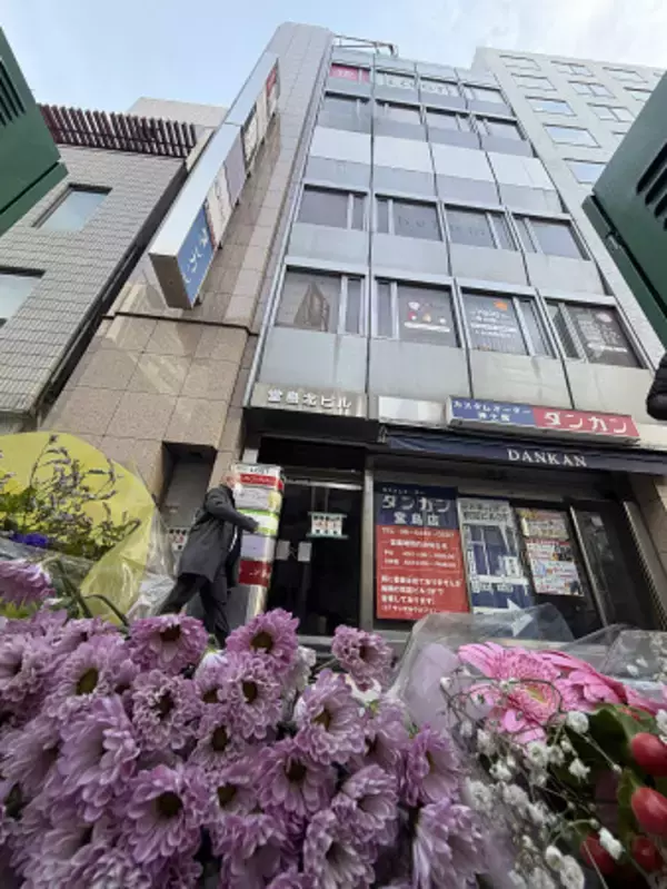 現場で献花、犠牲者２６人悼む